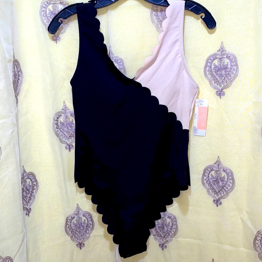 NWOT C+D+M SCALLOPED NECKLINE POLYESTER/SPANDEX BLACK/BEIGE BODYSUIT SZ L